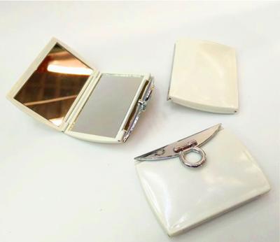 China New Fashion Makeup Tools Daily Makeup Mirror Small Pocket Foldable Foldable Plastic Portable Cosmetic Mirror for sale