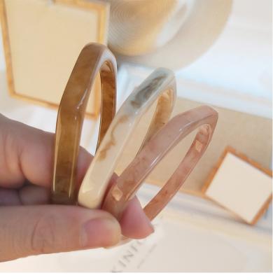 China New Trend FASHIONABLE Acrylic Bracelet Women Irregular Shape Resin Acrylic Bracelet for sale