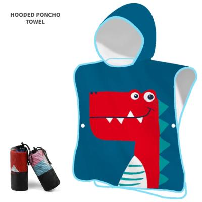 中国 Custom digital printed free portable hooded beach towel compressed suede microfiber cartoon dinosaur pattern quick dry sand poncho for kids 販売のため