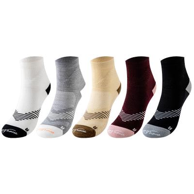 China Breathable Men's & Women's Outdoor Hiking Wool Merino Ankle Crew Socks Custom Logo Seamless New Design with Cashmere Yarn for Winter Season for sale