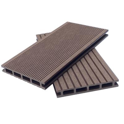 Chine Panneaux de revêtement de sol en bois plastique composite WPC innovants avec des caractéristiques faciles à installer à vendre