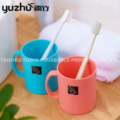 China Sustainable Colorful Plastic Toothbrush Cup Novelty Water Cup Kids Cup With Handle for sale