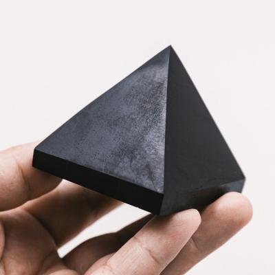 China High Quality China Shungite Paperweight Healing Stones Crystal Pyramid Carving Crafts Natural for sale