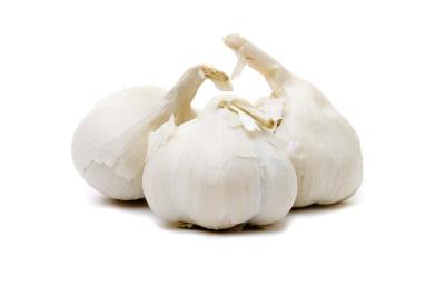 China 6.5cm No Root Organic Dry White Garlic With Small Mesh Bag Packing for sale