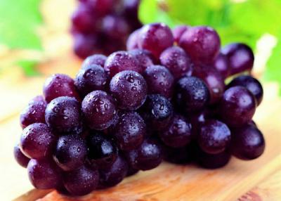 China Uvas rojas frescas dulces de la forma oval o redonda sembradas con la cáscara gruesa en venta