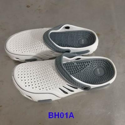 China Anti-slippery Shoes Stores Plastic Outdoor Plastic Cheap Wholesale Outdoor Garden Shoes Slipper Men's Two-Tone Men's Clogs for sale