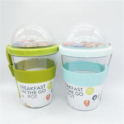 China Portable Custom Reusable Single Wall Yogurt Cereal Breakfast Plastic Cup To Go With Lid And Spoon For Breakfast Snack for sale