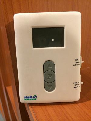 China Het witte 120V 24V Digitale Multicontrolemechanisme van de de Ventilatorrol van de Stadiumthermostaat Te koop