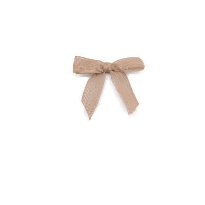 China Art Jute Ribbon Bows Pre-Tied Nature Burlap Jute Bow With Yarn Twist Tie Christmas Customized for sale