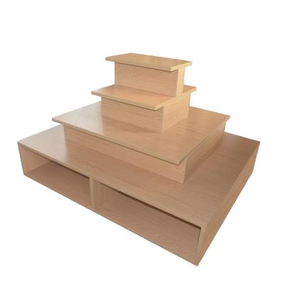 China Multis-Layers Modern High Traffic Trapezoid Furniture Good Quality Wood Display Rack for sale