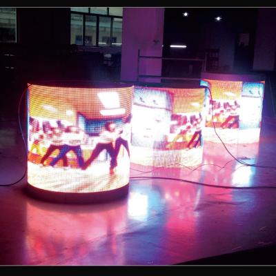 China Advertentie Cylindrisch Flexibel LED Display Scherm Winkelcentrum Led Display 5 mm Te koop