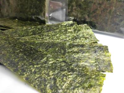 China Gold Japanese Yaki Nori Roasted Seaweed Pyropia Tenera Hand Roll Sushi Nori Full Sheets 1/6 Cut for sale