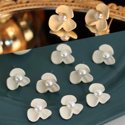 China Elegant Soft Fairy Style Petal White Flower With Pearl Earrings Alloy Simple Spray Print Studs Earrings Elegant Earrings for sale