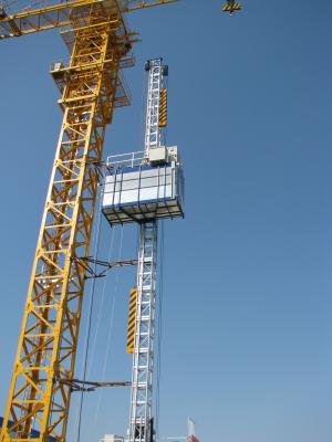 China 2000Kg amarillo OEM mercancías construcción mástil elevador para la construcción en venta