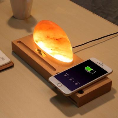 China New-designed Himalayan salt led desk lamp bedside lamp with cordless charging led table lamp for sale