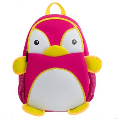 China El animal lindo de la prenda impermeable del pingüino hace excursionismo para la capacidad de los niños 10-20L en venta