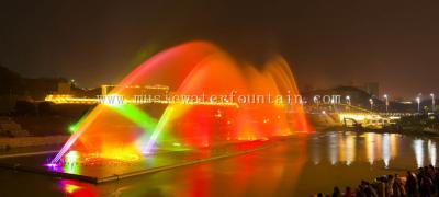 China 100 Meter-dekorative Wasser-Brunnen im Freien bunt mit sich hin- und herbewegendem System zu verkaufen