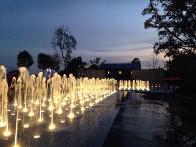 China Farbändernde Boden-Wasser-Brunnen Junge und Mädchen-Wasser-Brunnen-Malaysia-Projekt zu verkaufen