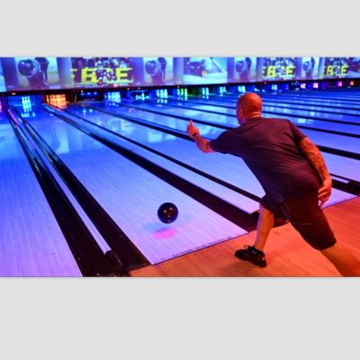 China Indoor sportapparatuur Synthetische bowlingbanen met verschillende gloeiende patronen en kleuren Te koop