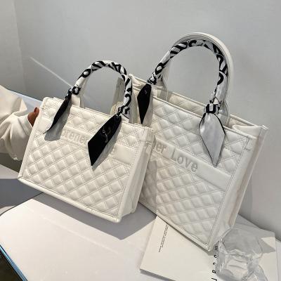 China Hot Selling Trendy Summer Diamond Tote Bags Central Statistical Large Capacity Spring Handbags 2022 Fashion New For Women for sale