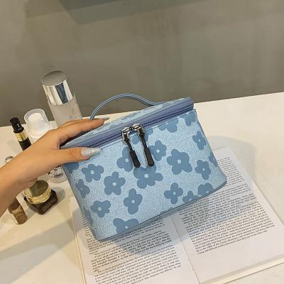 China Fashion Dot Cosmetic Organizers Toiletry Bags factory profession manufacturing portable travel make up box for sale