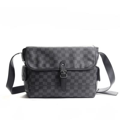 China 10in Laptop Plaid Shoulder Bag Youth Men New Fashion Casual Messenger Daily Bag for sale