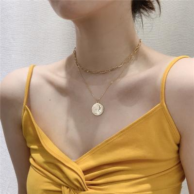 China CLASSIC Geometric Choker Pendant Necklace Queen Gold Alloy Necklace Minimalist Jewelry For Girl Love Jewelry for sale