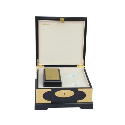 China Handmade Professional Solver For Luxury Packaging Custom Wooden Perfume Gift Storage Box for sale