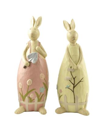 China Europe Polyresn Spring Bunny Bunny Couple w/Shovel Garden Figurine Decoration for sale