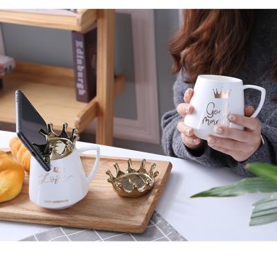 China Creative Viable Stand Lid Mobile Phone Crown Ceramic Coffee Mug With Shape Crown Shape Gold Lid for sale