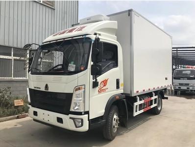 China HOWO 4x2 Refrigerated Van Truck / Seafood 5 Ton Loading Truck for sale