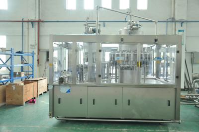 Cina Un materiale da otturazione di 6000 BPH Monoblock e tappatrice, macchina di rifornimento gassosa della bevanda in vendita