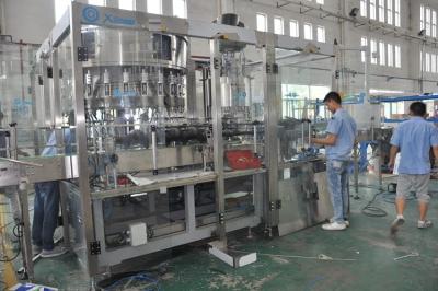 Chine Machine carbonatée de boisson de couvercle à visser en plastique, machine de remplissage de bouteilles automatique de l'eau à vendre