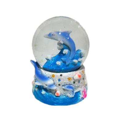 China Custom Resin Beach Souvenir Dolphin Snow Globe Snow Globe for sale