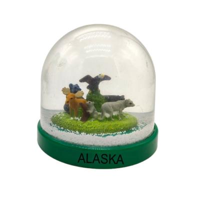 China Custom USA Souvenir Plastic Acrylic Snow Globe USA Alaska With Resin Animal Inside for sale