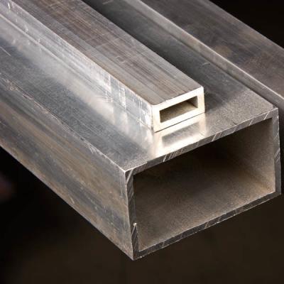 Chine Tube rectangulaire 301L 304 de SS316L solides solubles 304 439 436 445 6-762mm à vendre