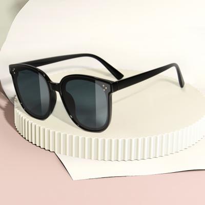 China 2021 Hot Sale Fashion Sunglasses High Quality Luxury Lens Lady's Unisex PC Sunglasses for sale