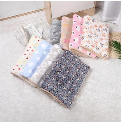 China Cushion Covering Mat Coral Fleece Dog Blankets Cute Comfortable Soft Breathable Dog Sleeping Flannel Blankets for sale