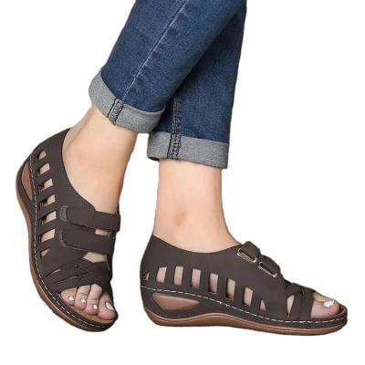 China CUSHIONING 2021 flat shoes women slippers low heel sandals fashionable light PU women new style sandals for sale