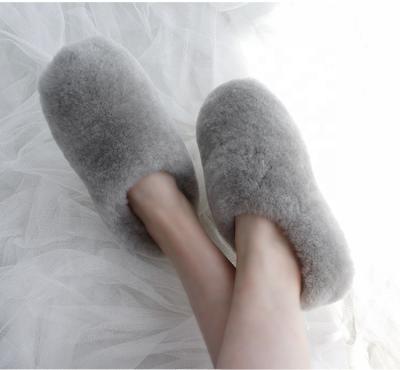 China Winter Breathable Unisex Shearling Fur Slippers Fashion Trend Sheepskin Lamb Fur Home Mules With Thick Outsole for sale