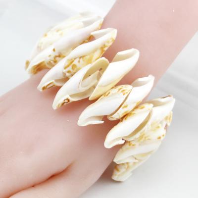 China Naturally Formed Charm Female Shell Bracelet Conch Shell Boho Ocean Beach Hawaiian Shellfish Bracelet for sale