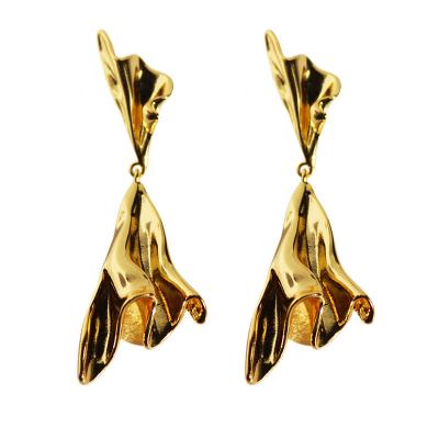 China 2022 New STATEMENT Fashion Jewelry Brass Gold Pleated Long Streamlined Earrings for sale