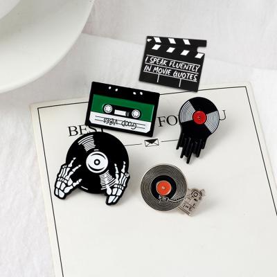 Cina Jeans clothes decoration punk music custom enamel pin vinyl record player badge metal lapel pin in vendita