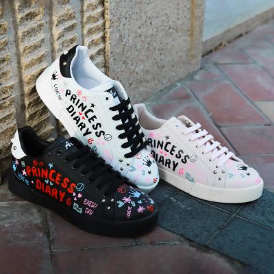 China New Fashion Trend Style Graffiti RetroLeisure Comfortable Walking Flat Lady Sneaker Casual Shoes For Women for sale