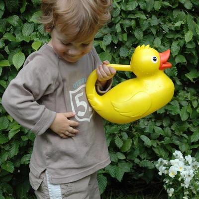 China ESSCHERT DESIGN TG120 Fashion Bath Plastic Duck Garden Plastic Watering Can 1.8L Modern Animal Decor for sale