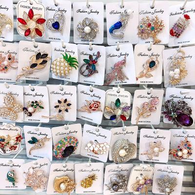 China Korean Fashion Brooch Loose Flower Rhinestone Pin Brooch Ladies Female PUSHI Brooch New for sale