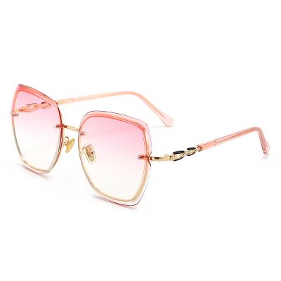 China Fashion Sunglasses New Arrival Diamond Cut Lens UV400 Women Shades Shape Sunglasses for sale