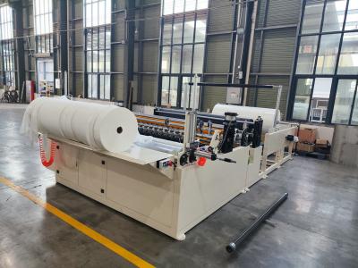 China Máquina automática de corte de tejidos Jumbo Roll y máquina de rebobinado para plantas de fabricación en venta