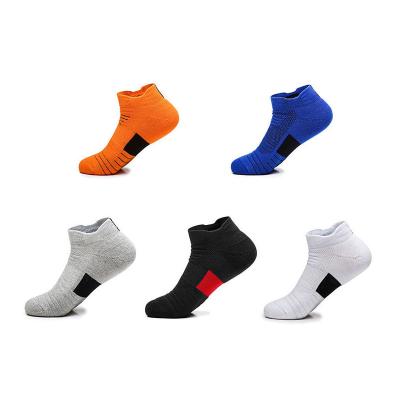 China Customizing High Top White Men's Athletic Ankle Socks Team Sports Breathable Thick Running Seamless Short Low Top Socks Skiing for sale