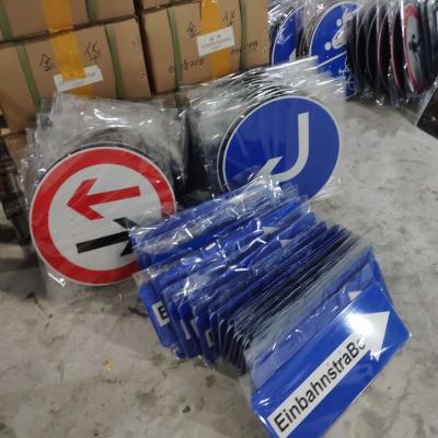 China Aluminum Reflective Film Outdoor Metal Sign Board Emboss Road Traffic Street Arrow Sign Board en venta